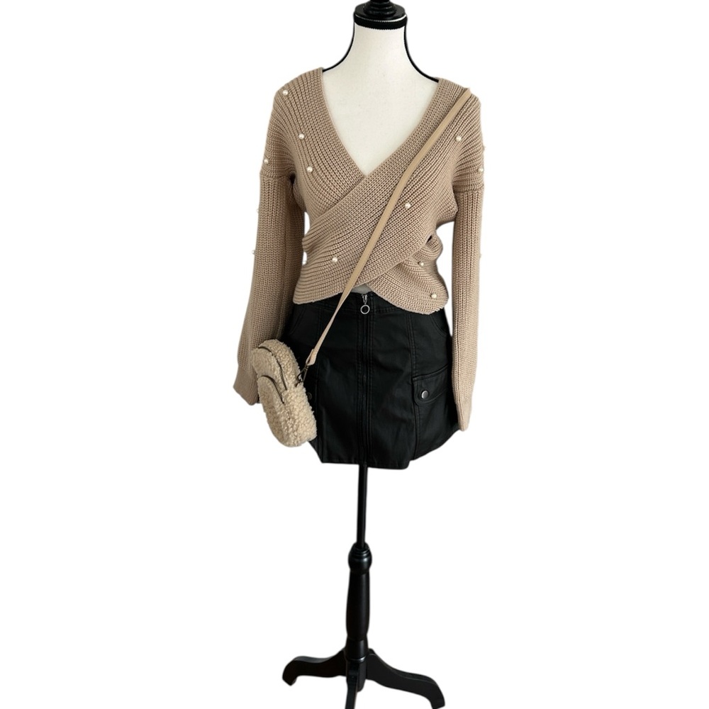 Elegant Cream Sweater with Pearl Accents - Picture 2 of 9